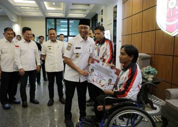 Gubernur Mirza Berikan Bonus kepada Atlet Berprestasi pada Ajang Pekan Paralimpiade Nasional  XVII Tahun 2024