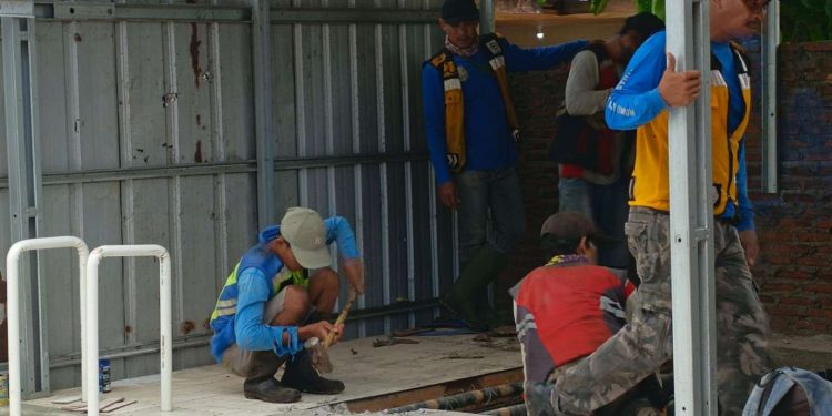 Pemkot Bandar Lampung Tertibkan 10 Bangunan Semi Permanen Diatas Sungai