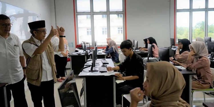 Tinjau Pelaksanaan UTBK, Rektor Itera Beri Semangat Peserta Sebelum Ujian