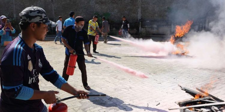 44 Karyawan Al Kautsar Ikut Simulasi Penggunaan APAR