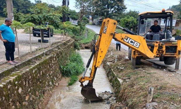 Suasana Lebaran, Tim Dinas PU Kota Bandar Lampung Lakukan Pengerukan Saluran Air di 2 Kelurahan