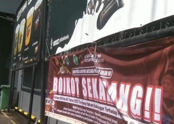 Massa Aksi di Lampung Pasang Spanduk Boikot di McD dan KFC