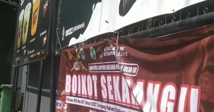 Massa Aksi di Lampung Pasang Spanduk Boikot di McD dan KFC
