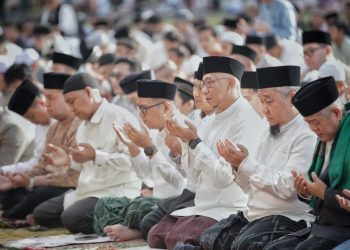 Gubernur Mirza Tunaikan Salat Ied Bersama Ribuan Warga di Lapangan Enggal