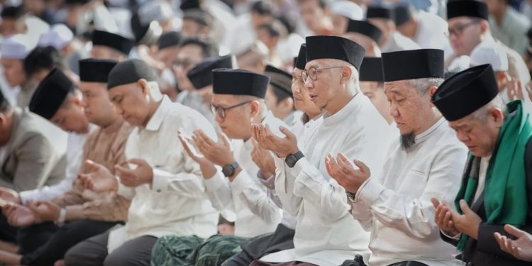 Gubernur Mirza Tunaikan Salat Ied Bersama Ribuan Warga di Lapangan Enggal