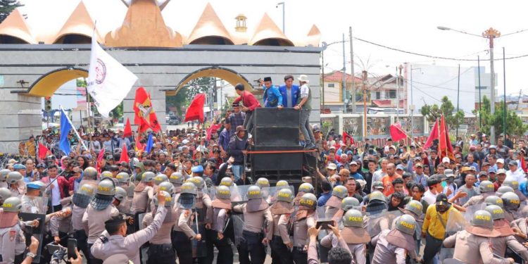 10 Polisi Terluka Saat Amankan Aksi Petani Singkong di Kantor Gubernur Lampung