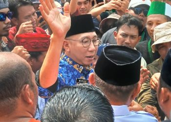 Gubernur Mirza Temui Ratusan Pendemo : Mari Berdialog Cari Solusi Bersama