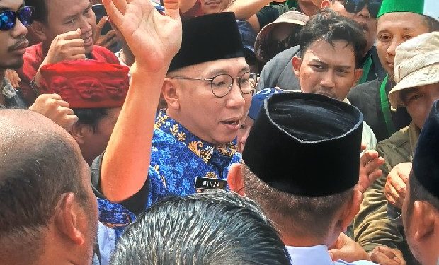 Gubernur Mirza Temui Ratusan Pendemo : Mari Berdialog Cari Solusi Bersama