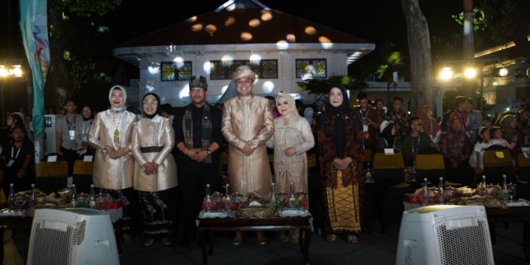 Budaya Lampung Semarakkan Jalanan Surabaya di Karnaval Nusantara Apeksi 2025