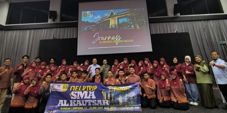 Siswa Kelas Plus SMA Al Kautsar Fieldtrip ke Tiga Negara