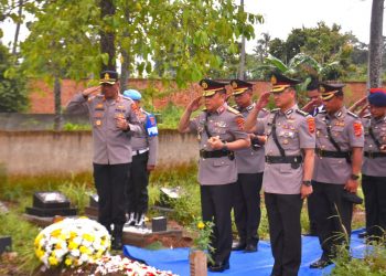 Ziarah Haru Kapolda Lampung: Kenang Briptu Ghalib, Bhayangkara Muda yang Gugur dalam Tugas