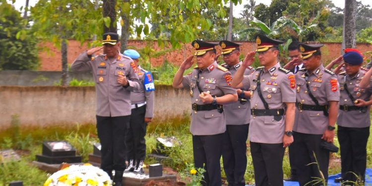 Ziarah Haru Kapolda Lampung: Kenang Briptu Ghalib, Bhayangkara Muda yang Gugur dalam Tugas