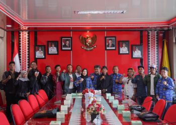 Bunda Eva Berangkatkan Tujuh Seniman Mural ke Tanah Suci