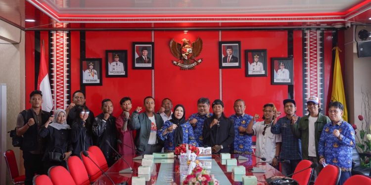 Bunda Eva Berangkatkan Tujuh Seniman Mural ke Tanah Suci