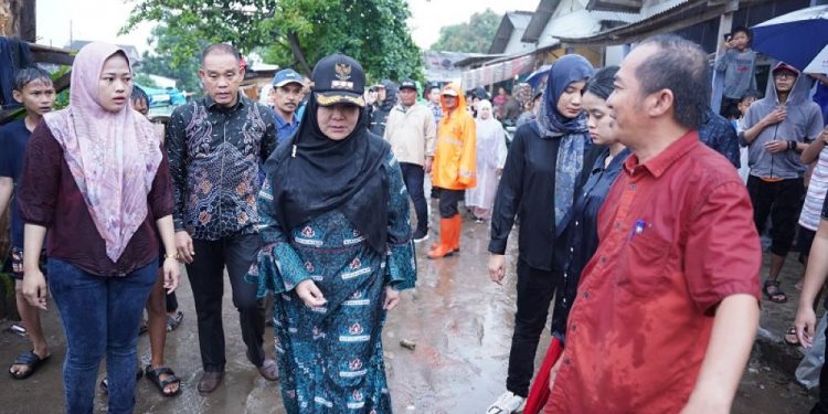 Tinjau Lokasi Terdampak Banjir, Walikota Eva Dwiana Janjikan Normalisasi Sungai