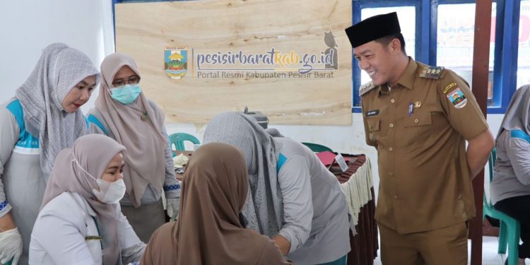 Bupati Dedi Irawan Kawal Vaksinasi Balita di Karya Penggawa