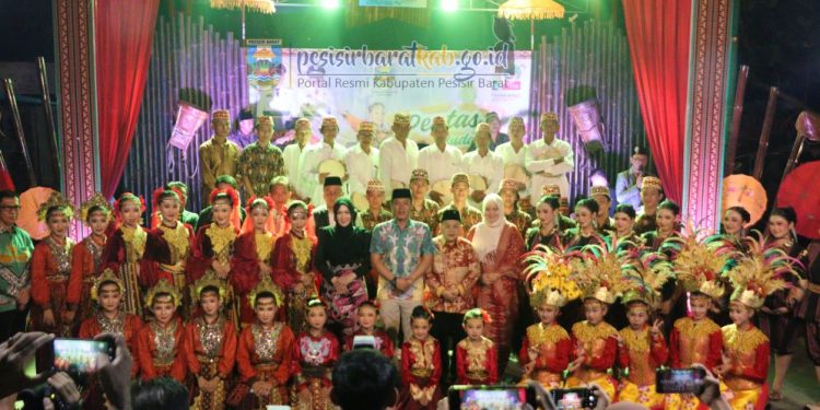 Pentas Budaya Ditutup, Pesibar Tegaskan Komitmen Lestarikan Adat