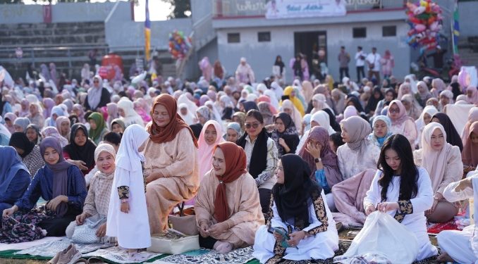 Khusyuk Beribadah, Walikota Eva Dwiana dan Forkopimda Gelar Sholat Idul Adha di Sukarame
