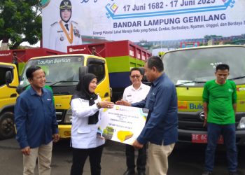 Pemkot Bandar Lampung Terima Bantuan Truk Sampah dari PT BA Tarahan