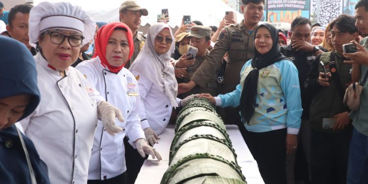 Bandar Lampung Pecahkan Rekor MURI Dengan Sekubal Raksasa 25 Meter