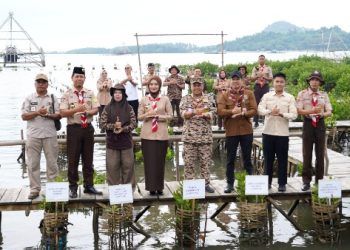 Pramuka SMA Al Kautsar Tanam 1.000 Bibit Mangrove di Pesawaran Bersama Wakil Gubernur Lampung