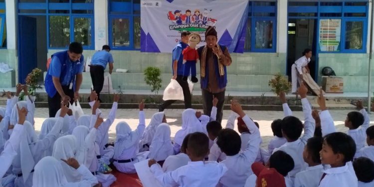 Jarwo Songha Sampaikan Dongeng “Ucil”, Ajak Anak-Anak Pulau Madura Gemar Membaca