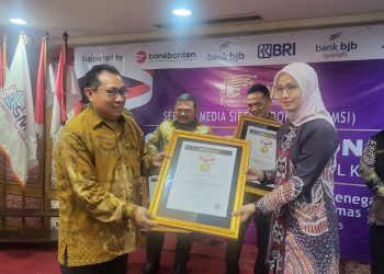 Kajari Lamsel Afni Carolina Raih Anugerah Sahabat Media dari SMSI