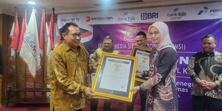 Kajari Lamsel Afni Carolina Raih Anugerah Sahabat Media dari SMSI