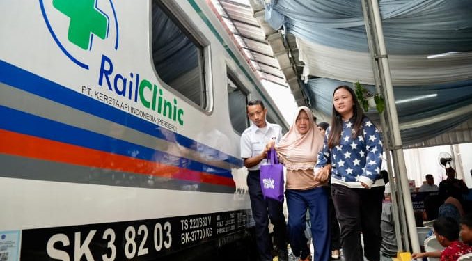 KAI Hadirkan Rail Clinic di Kotabumi, Layani Kesehatan Gratis dan Bagikan Alat Bantu untuk Warga