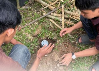 Mahasiswa KKN UIN RIL Tanam100 Biopori di Kelurahan Segalamider
