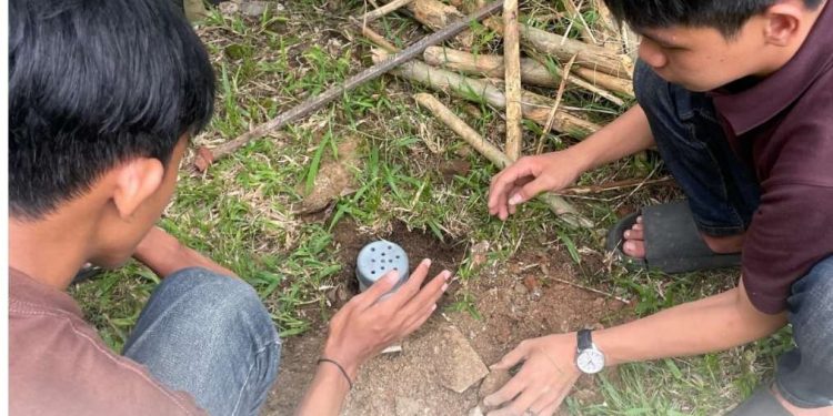 Mahasiswa KKN UIN RIL Tanam100 Biopori di Kelurahan Segalamider