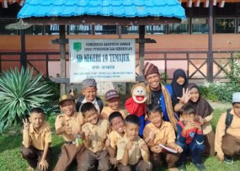 Pendongeng Jarwo Songha Hibur Anak-anak Perbatasan Indonesia-Malaysia