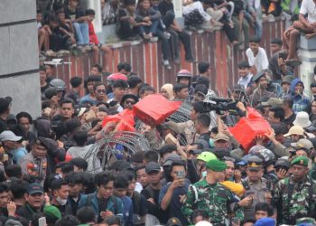 Snack Merah di Tengah Aksi: Momen Humanis di Depan DPRD Lampung