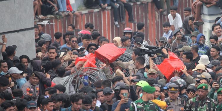 Snack Merah di Tengah Aksi: Momen Humanis di Depan DPRD Lampung