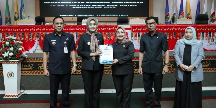 Pemprov Lampung Serahkan Raperda Perubahan APBD 2025 ke DPRD
