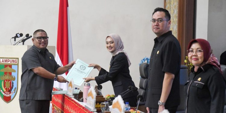 DPRD Lampung Sampaikan Pandangan Fraksi Soal APBD dan Dua Raperda