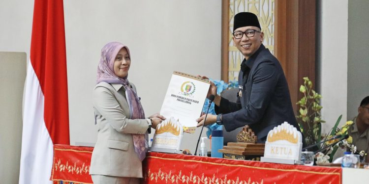Gubernur dan DPRD Lampung Teken Raperda Perubahan APBD 2025