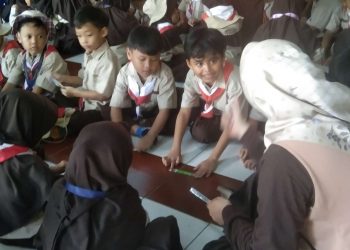 Siswa TK Al Kautsar Berkreasi Menggunakan Sampah Kemasan Plastik