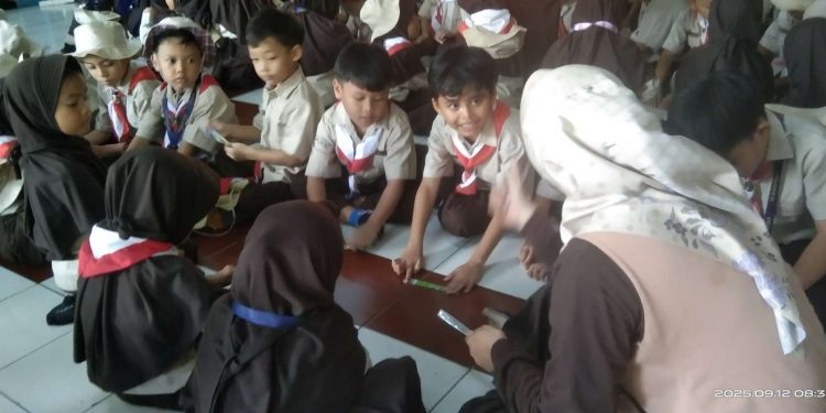 Siswa TK Al Kautsar Berkreasi Menggunakan Sampah Kemasan Plastik