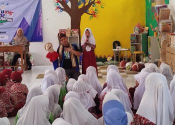 Jarwo Songha Mendongeng di Pedalaman Suku Baduy Banten