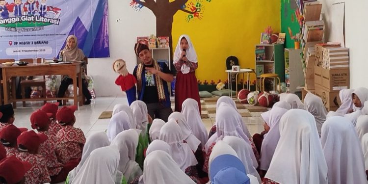 Jarwo Songha Mendongeng di Pedalaman Suku Baduy Banten