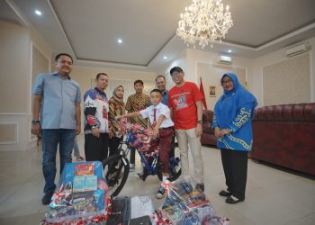 Gubernur Lampung Apresiasi Keberanian Bocah Raihan Memanjat Tiang Bendera