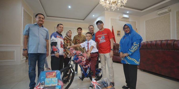 Gubernur Lampung Apresiasi Keberanian Bocah Raihan Memanjat Tiang Bendera