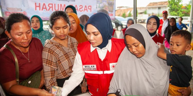 PMI Lampung Gelar Pasar Murah HUT ke-80, Ringankan Beban Warga Pesawahan