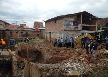 Walikota Eva Dwiana Tinjau Progres Renovasi Jembatan Way Balau Kedamaian