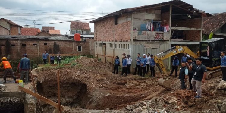 Walikota Eva Dwiana Tinjau Progres Renovasi Jembatan Way Balau Kedamaian