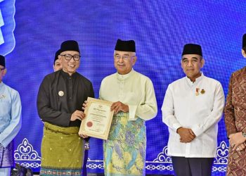 Gubernur Rahmat Mirza Raih Anugerah Tun Perak dari DMDI