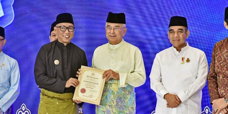 Gubernur Rahmat Mirza Raih Anugerah Tun Perak dari DMDI