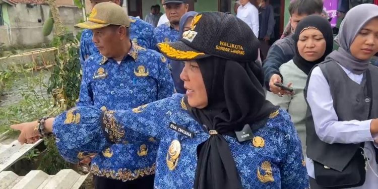 Walikota Eva Dwiana Tinjau Progres Renovasi Jembatan Way Balau Kedamaian