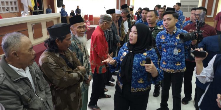 Walikota Eva Serahkan Bantuan Mushola dan Hadiah Umroh untuk Pengurus di Bandar Lampung